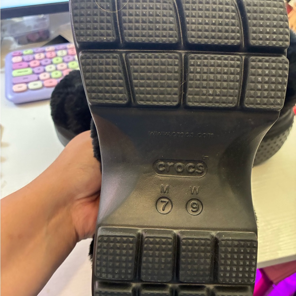 CROCS stomps Black Fuzzy Lined Clogs